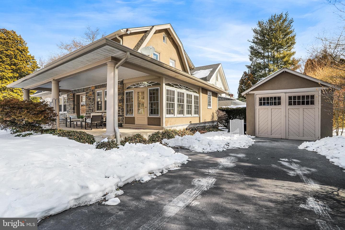 1217 Larchmont Avenue photo 3