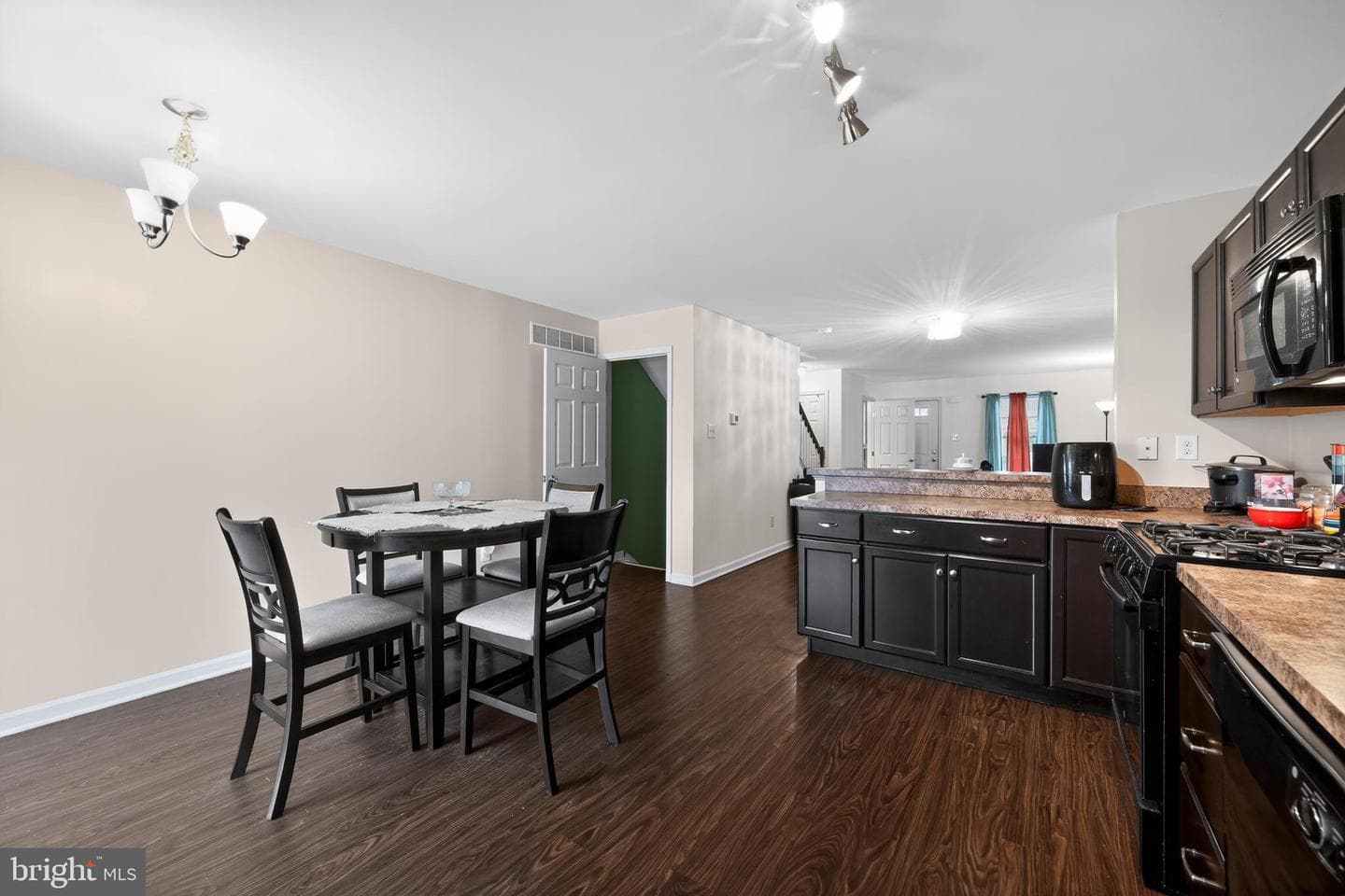 250 Davis Avenue photo 14