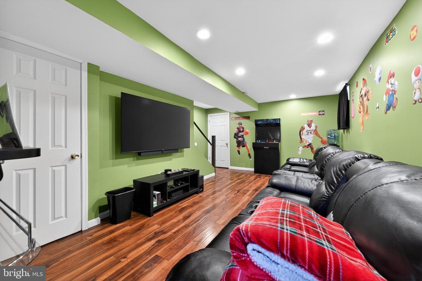 250 Davis Avenue photo 16