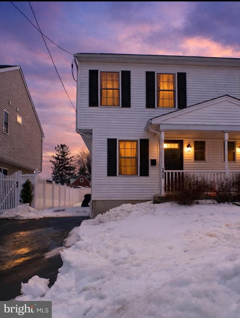 250 Davis Avenue photo 2