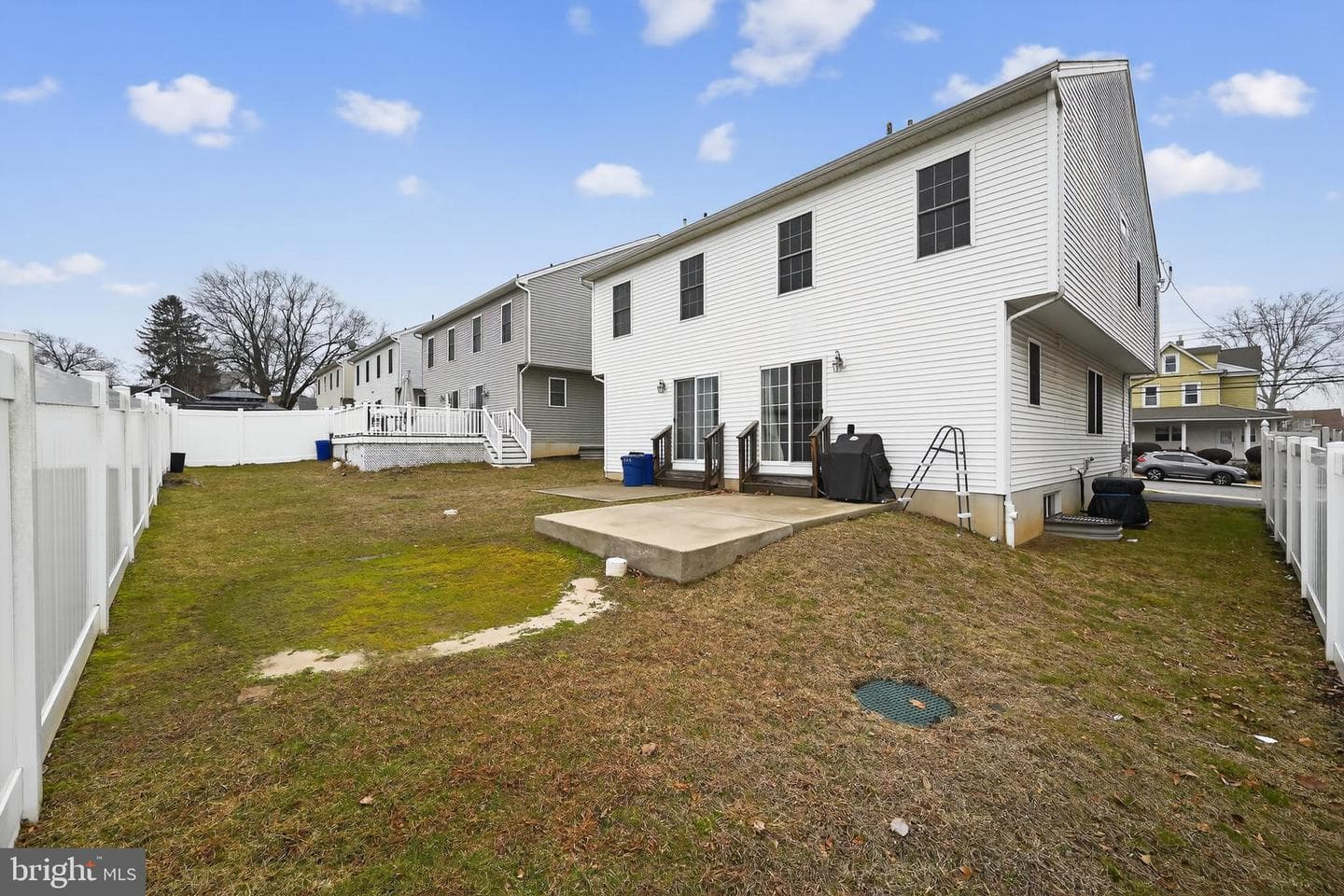 250 Davis Avenue photo 3