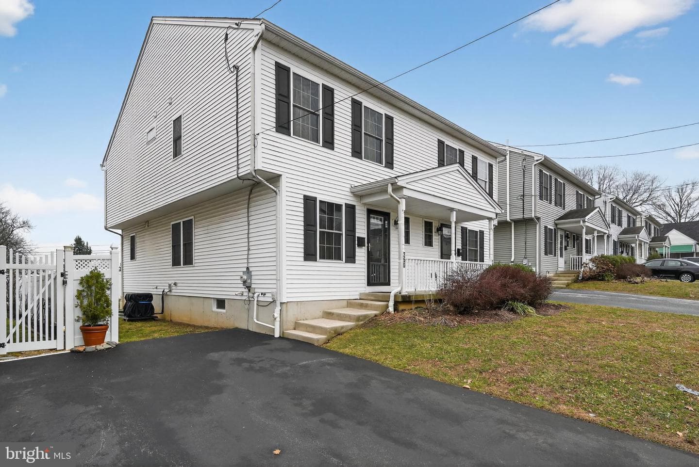 250 Davis Avenue photo 5