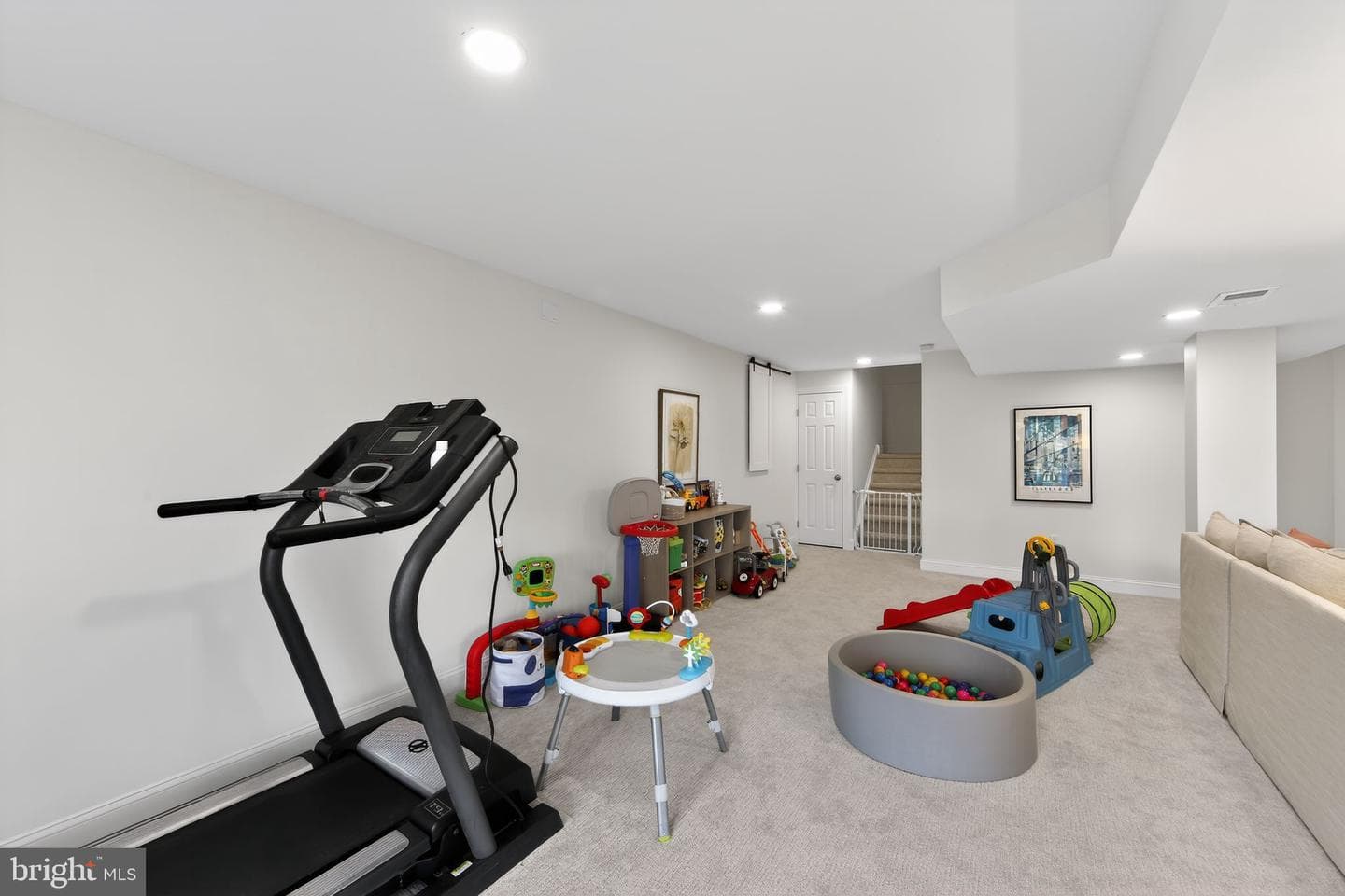 8 Village Circle photo 33