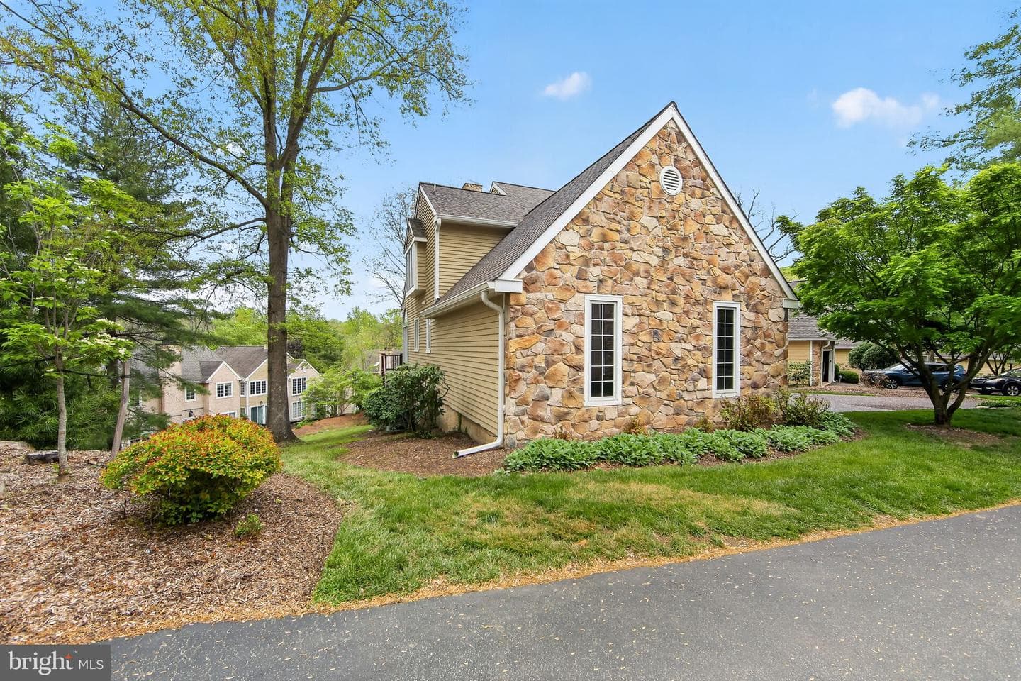 8 Village Circle photo 38