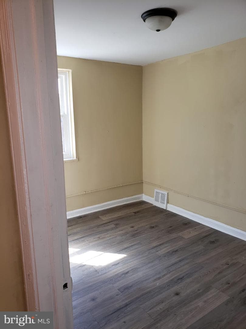 208 Marks Avenue photo 11