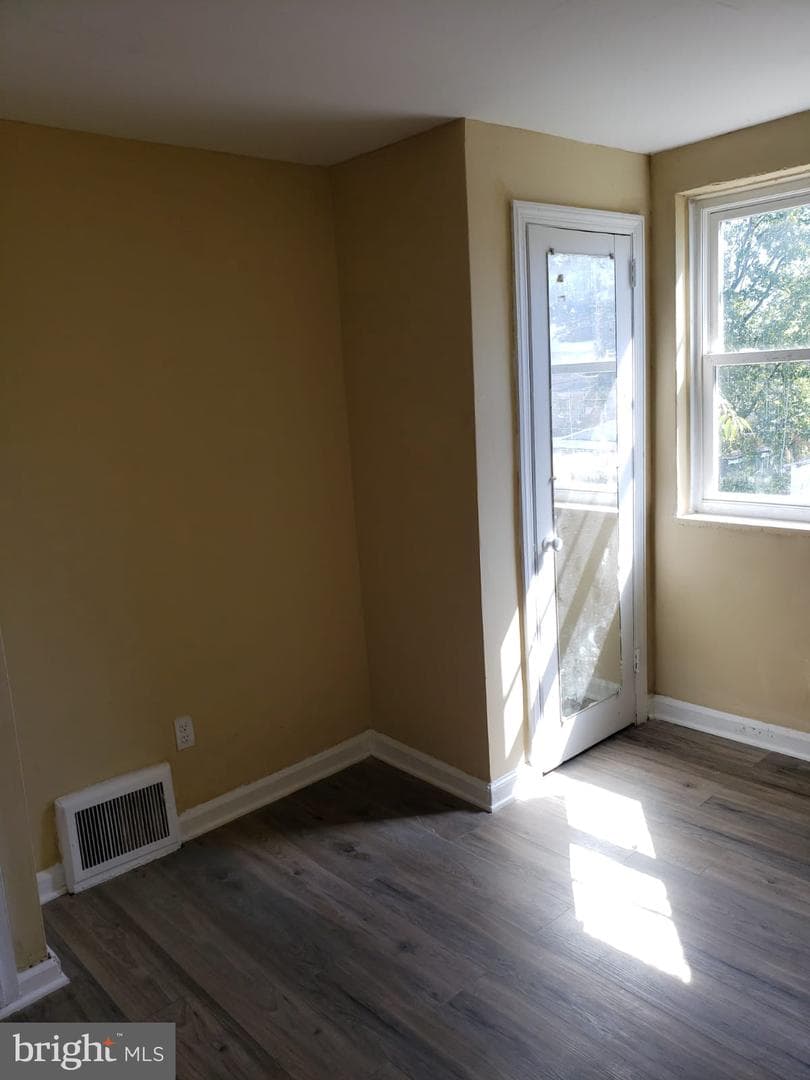 208 Marks Avenue photo 12