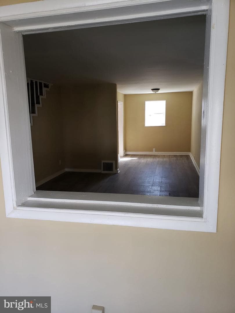 208 Marks Avenue photo 5