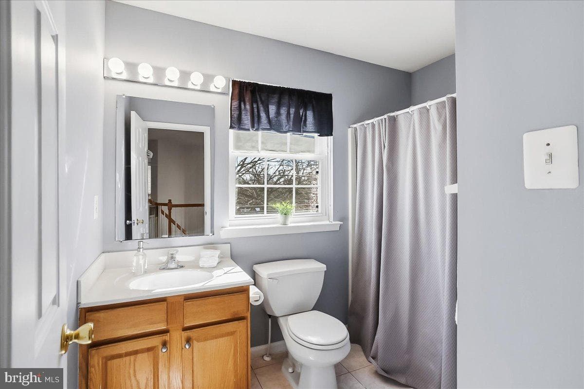 2431 Gilbert Street photo 28