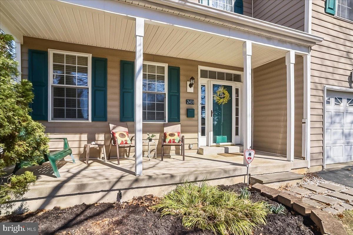2431 Gilbert Street photo 3