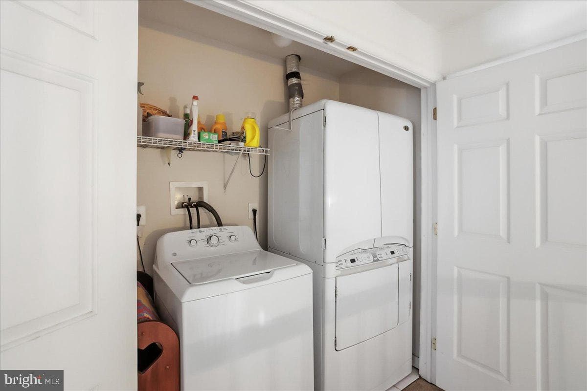2431 Gilbert Street photo 30