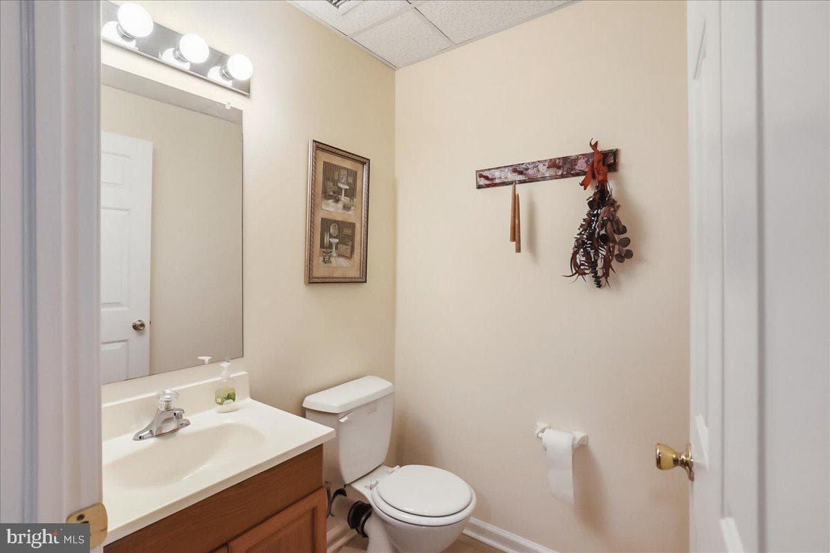 2431 Gilbert Street photo 33
