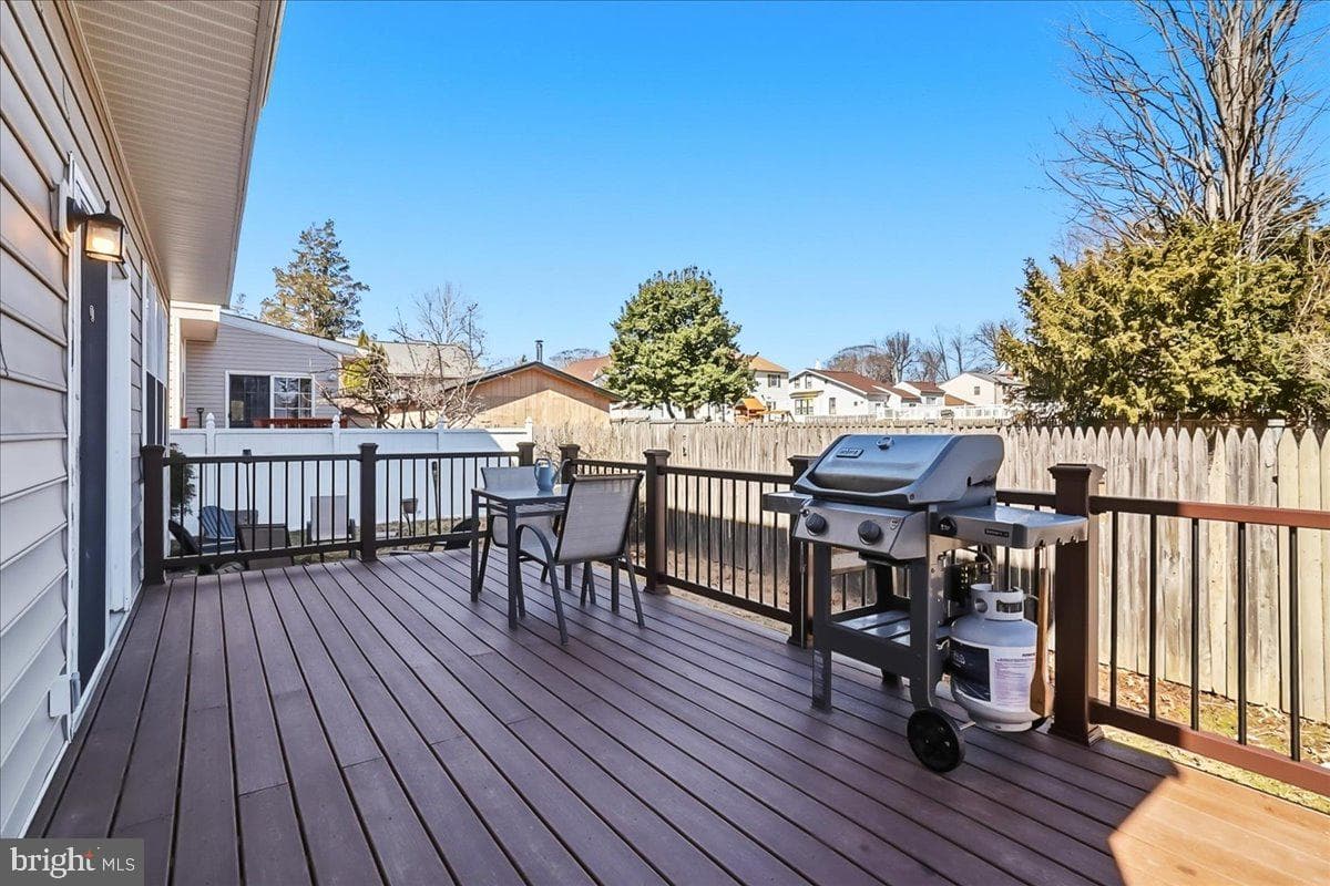 2431 Gilbert Street photo 37