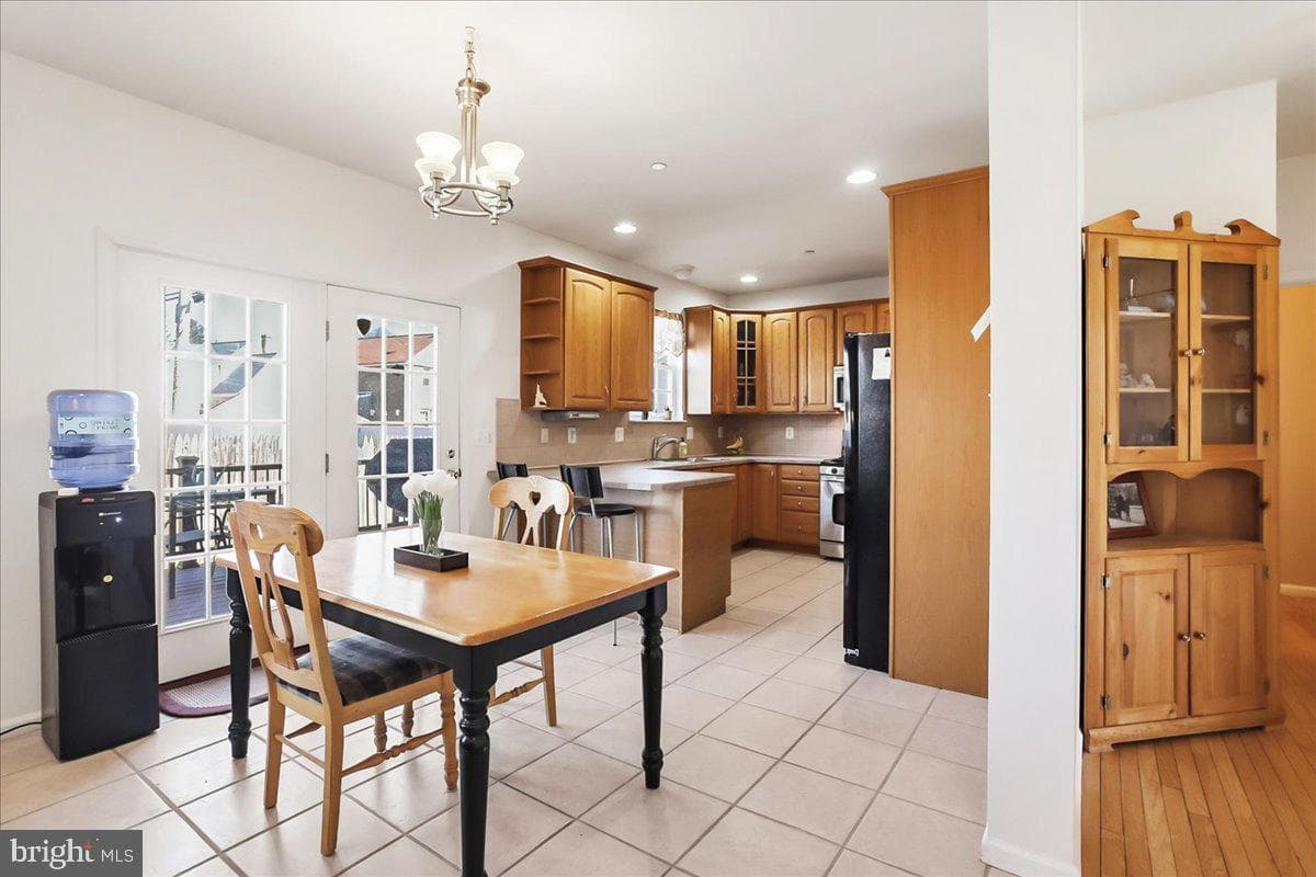2431 Gilbert Street photo 6
