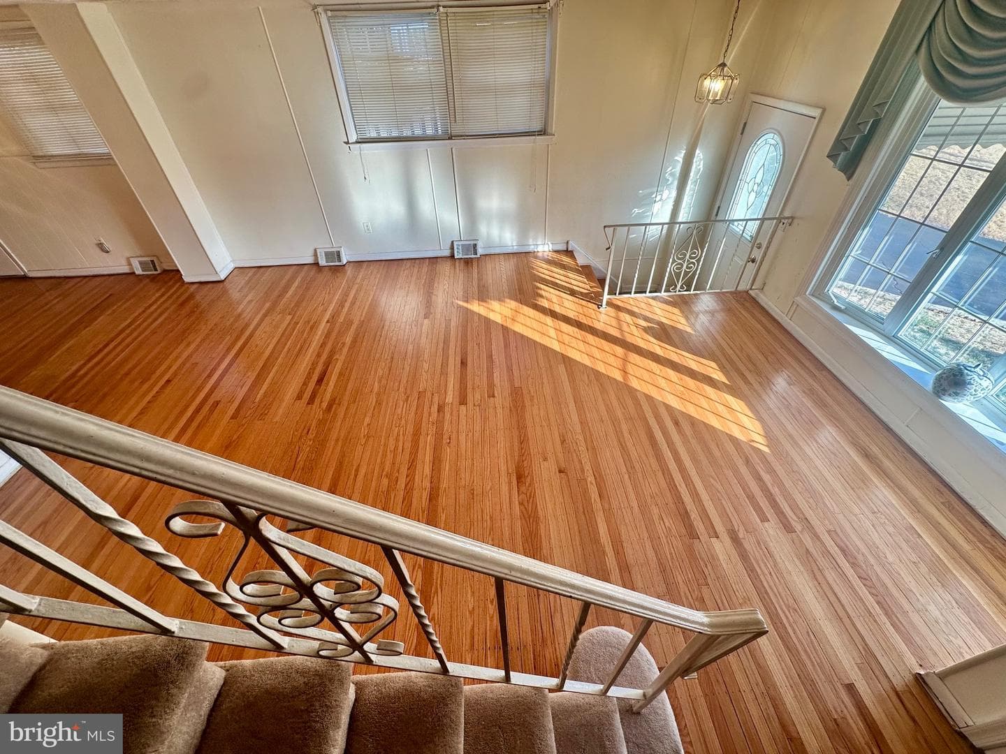201 Emerald Lane photo 4