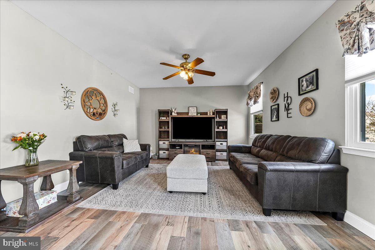 605 Barclay Circle photo 11