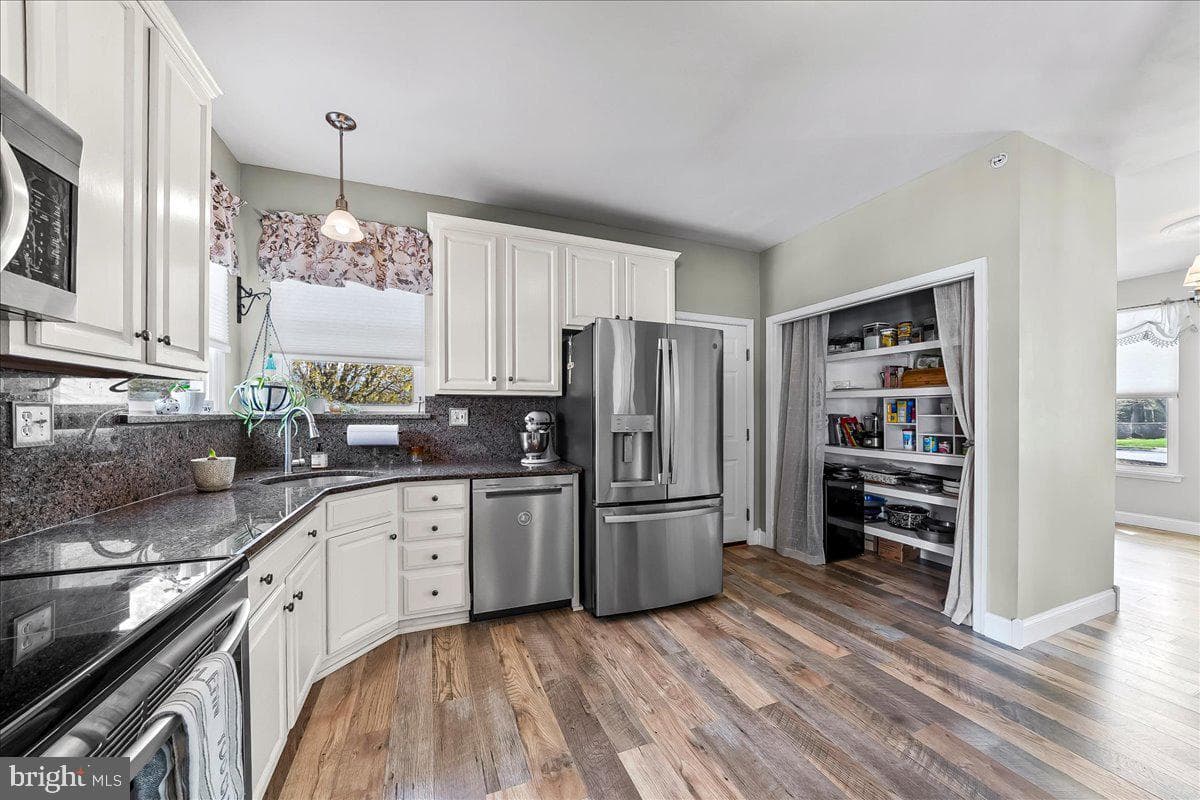 605 Barclay Circle photo 14