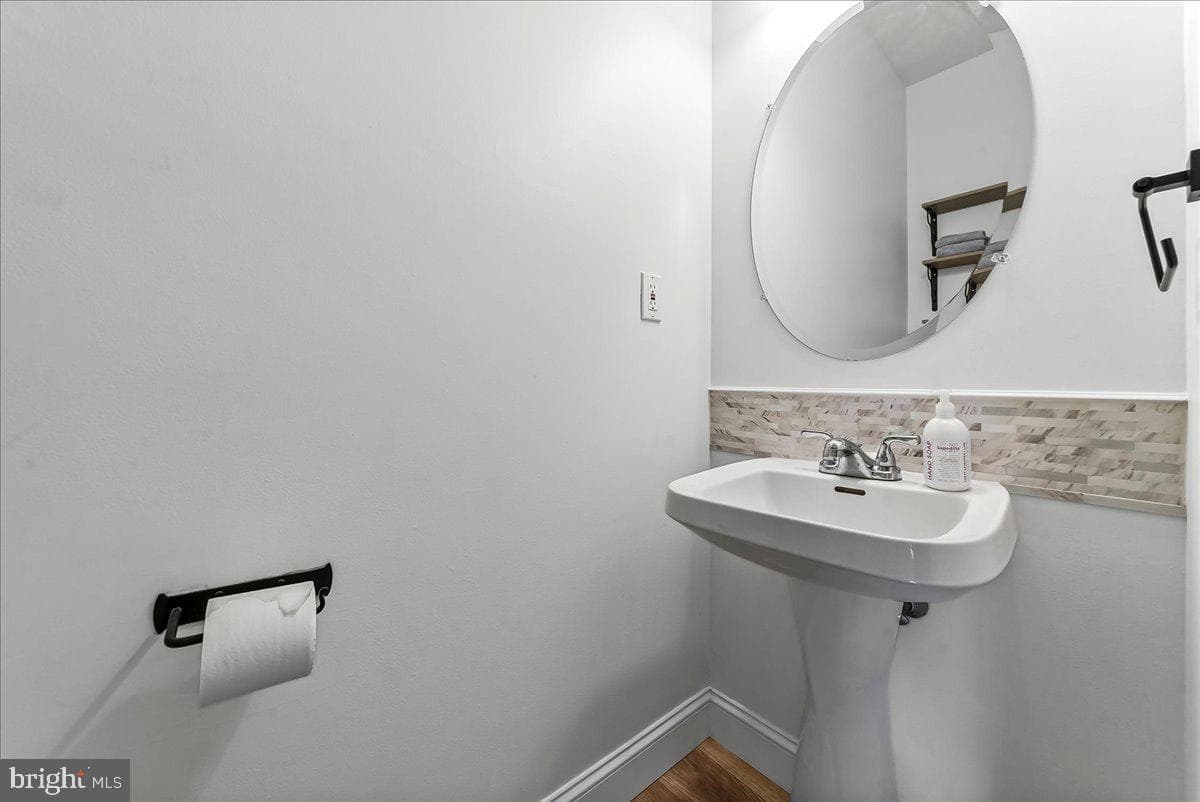 605 Barclay Circle photo 17