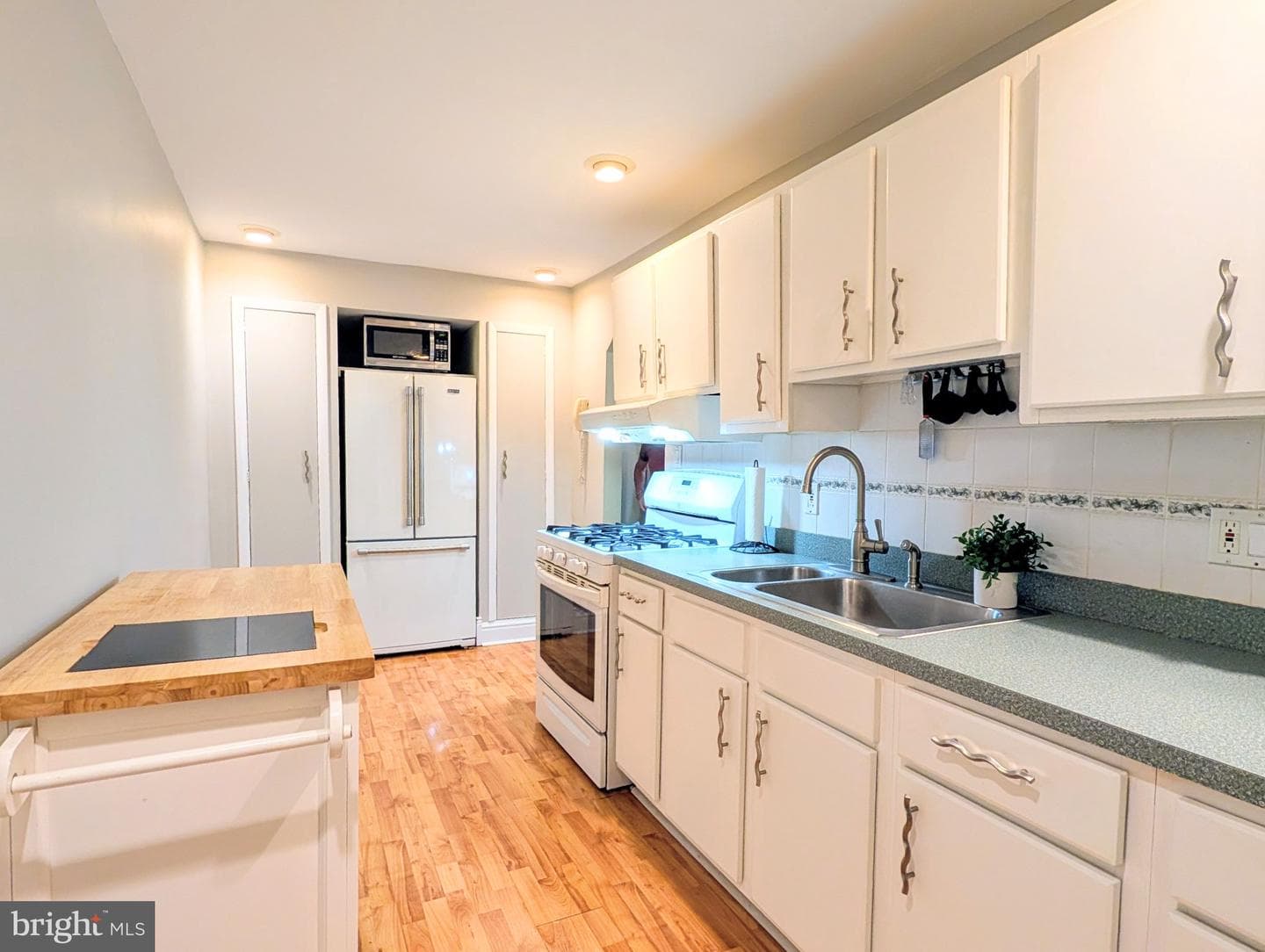 568 Michell Street photo 16