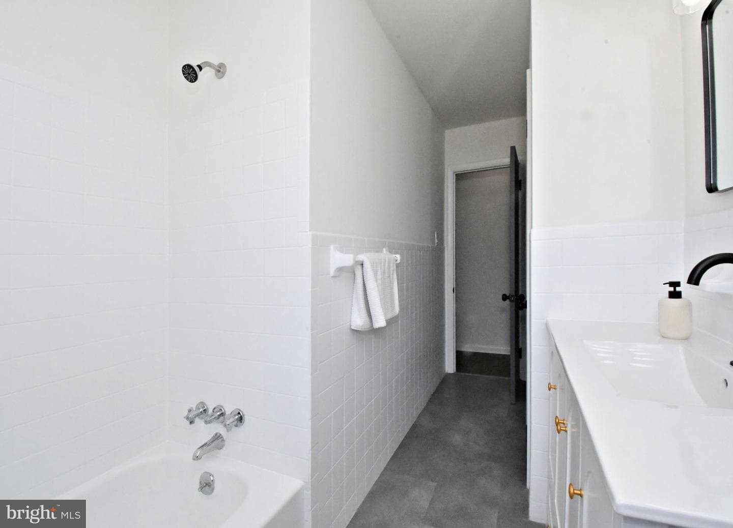 412 Camelot Drive photo 31