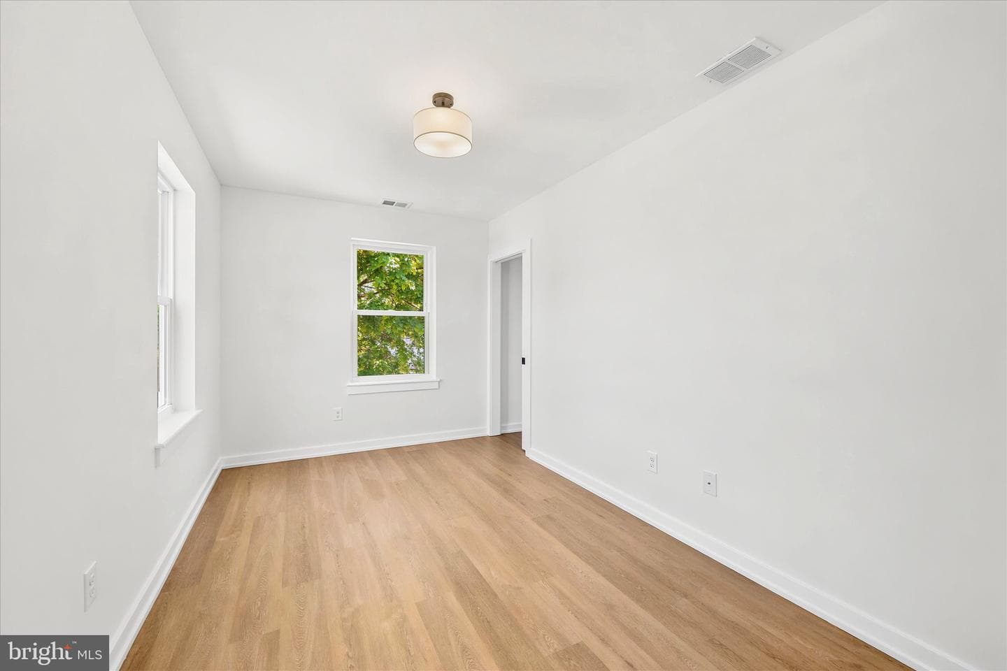 8 James Road photo 28