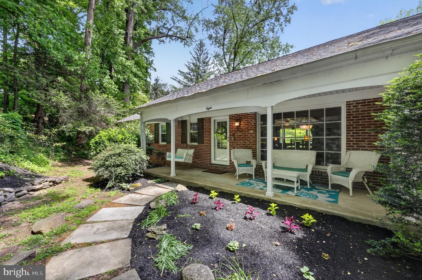 8 N Longpoint Lane photo 4