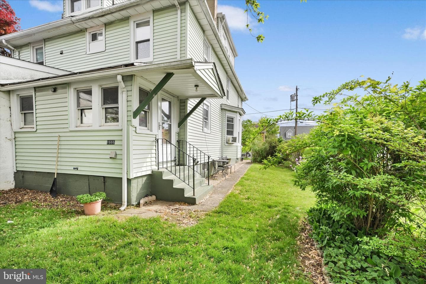 1666 Ward Street photo 26