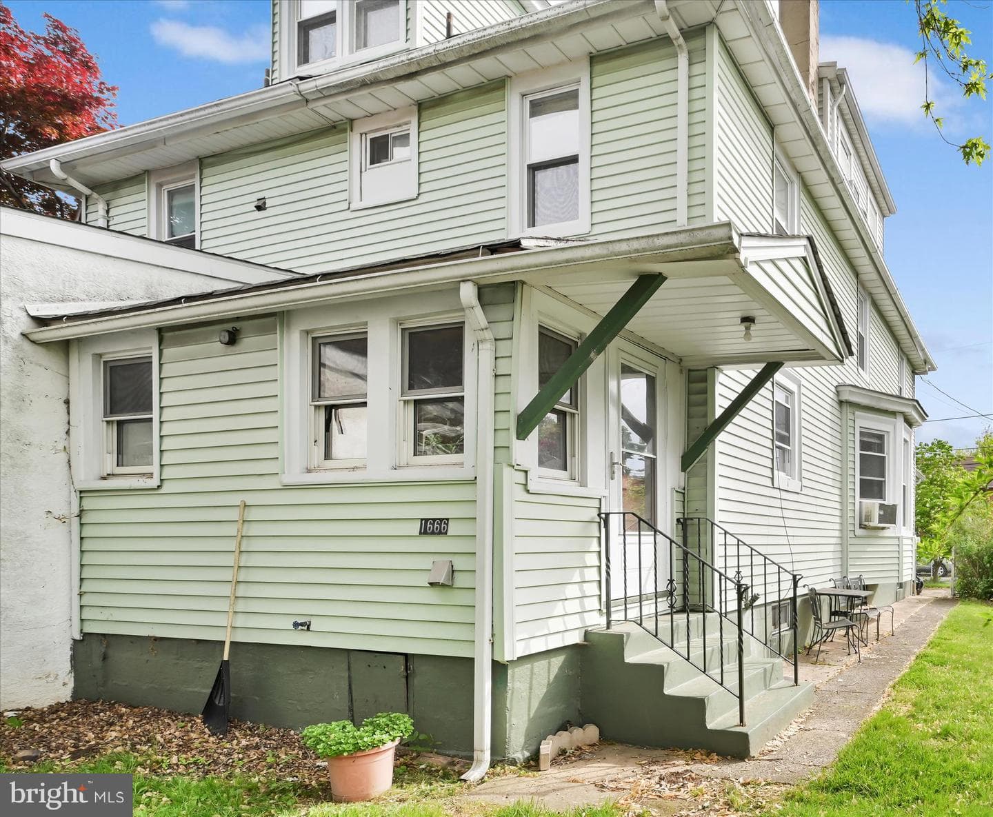 1666 Ward Street photo 27
