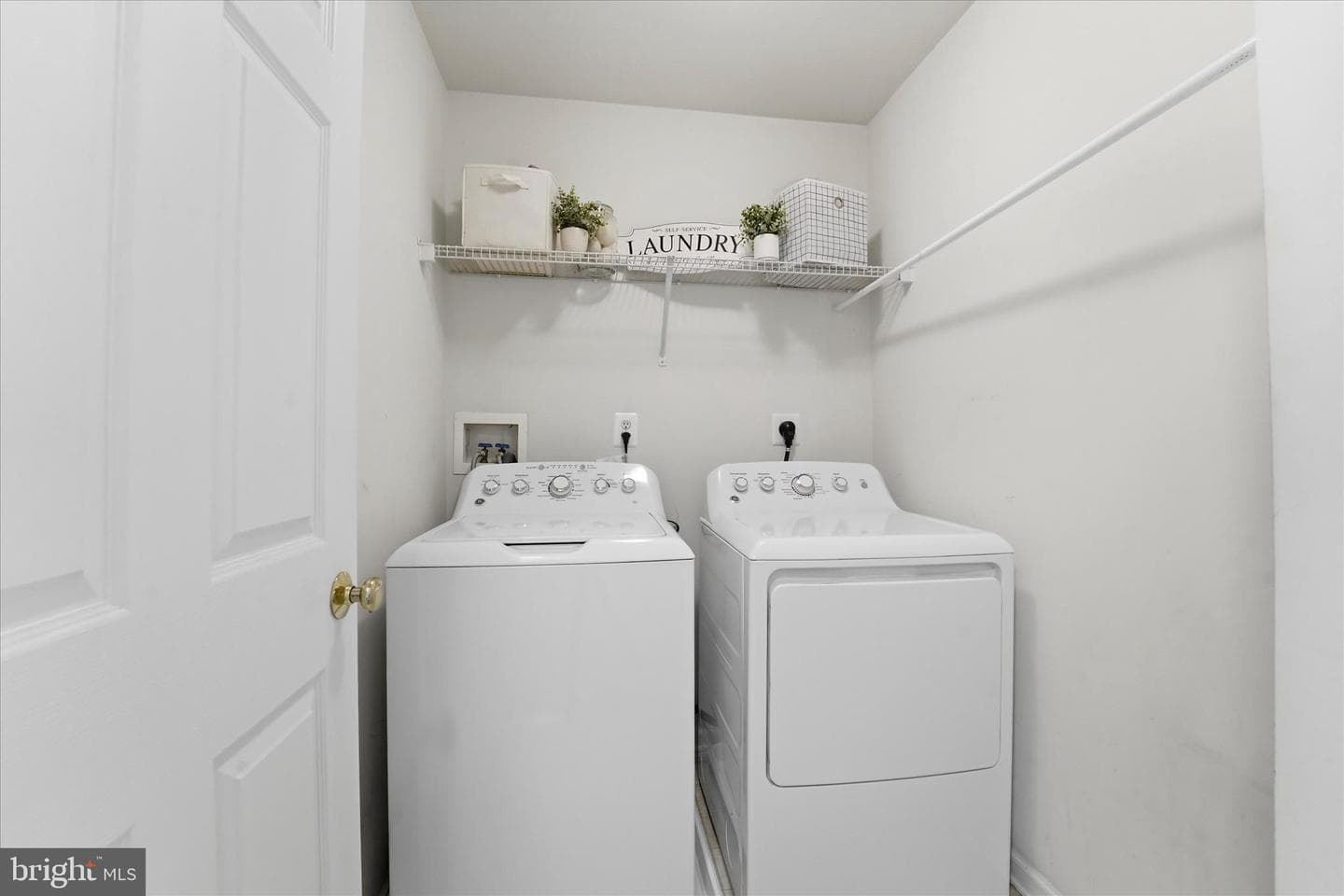 713 Iris Lane photo 32