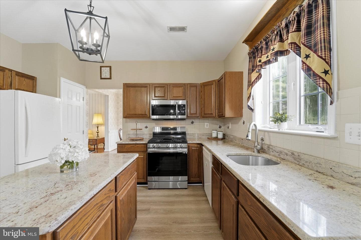 713 Iris Lane photo 8