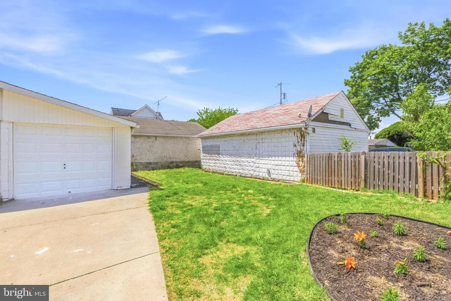 102 E Oak Ln photo 35
