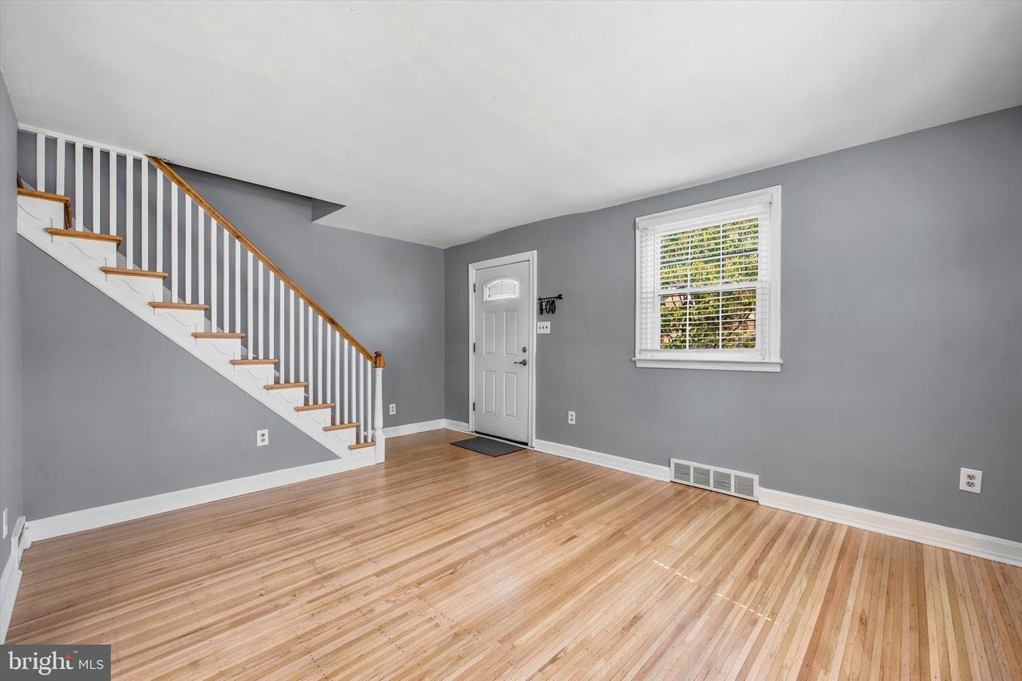 2135 Armstrong Avenue photo 2