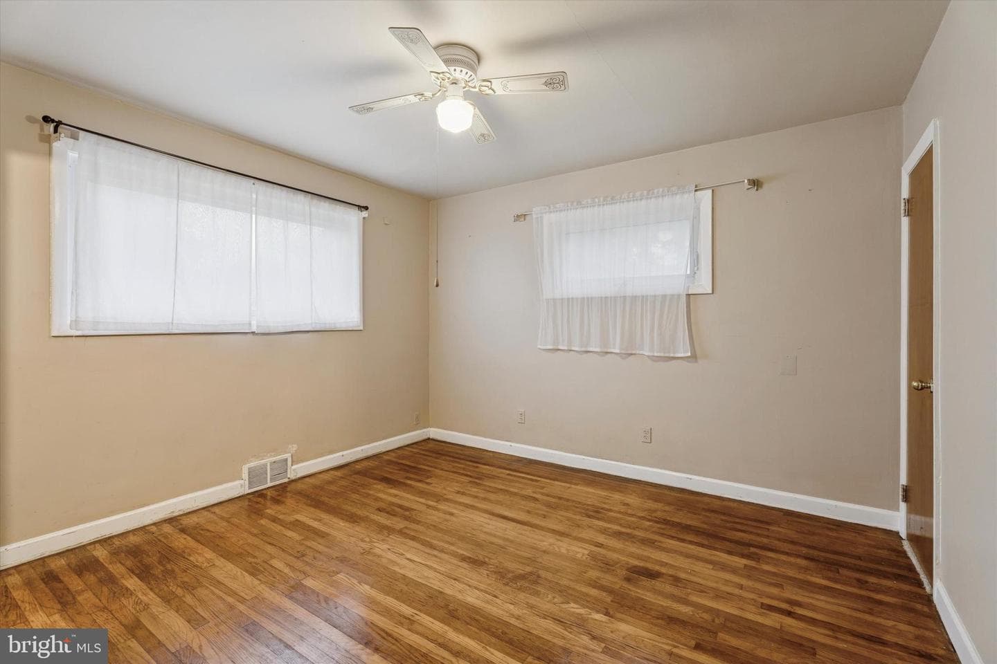 301 S New Ardmore Avenue photo 8