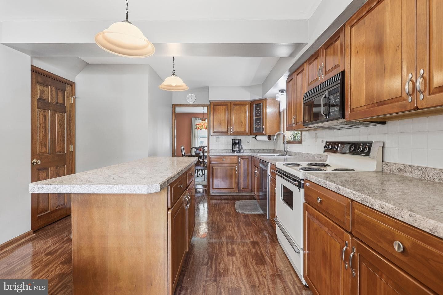 527 Saxer Avenue photo 10