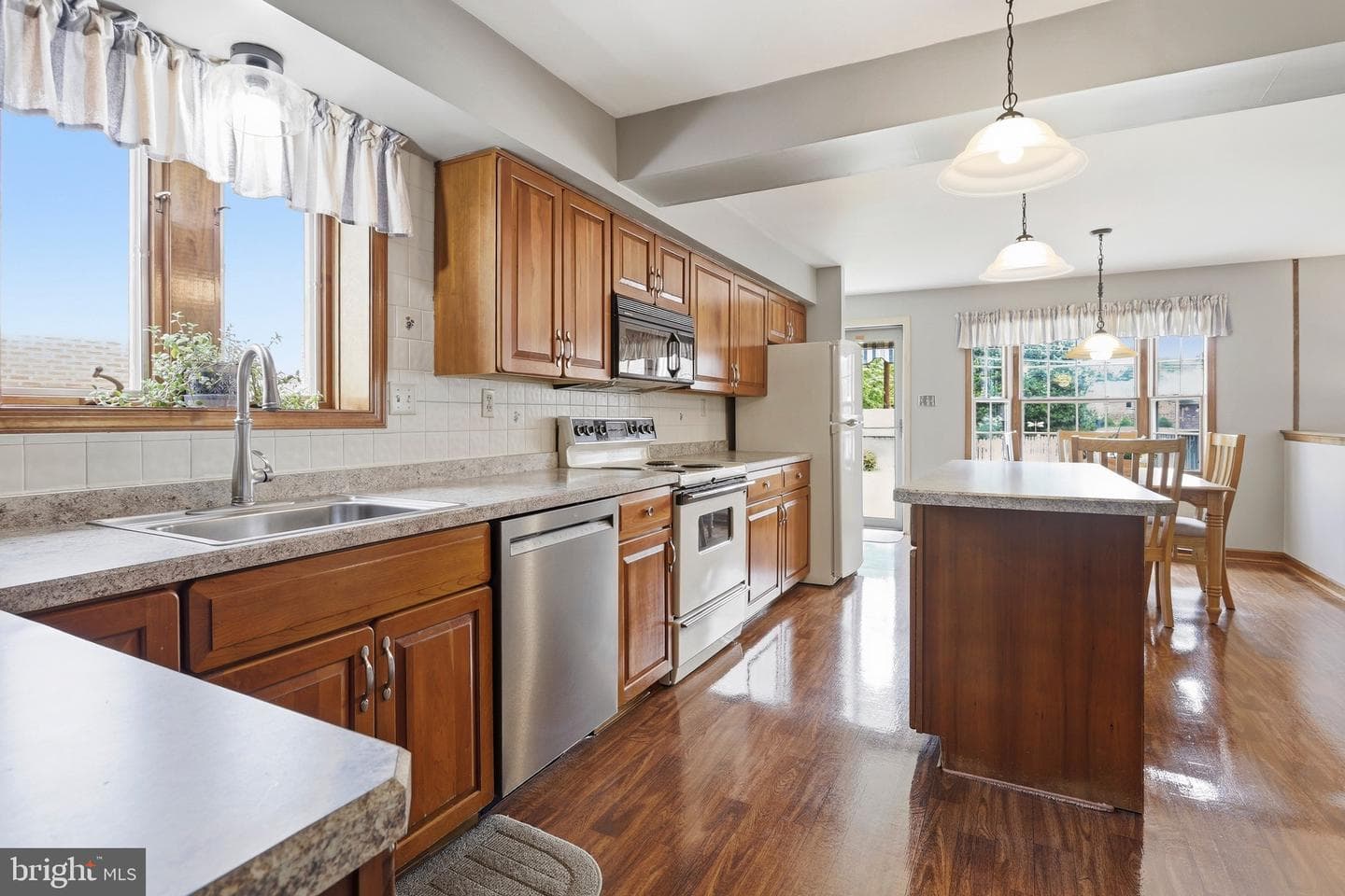 527 Saxer Avenue photo 13