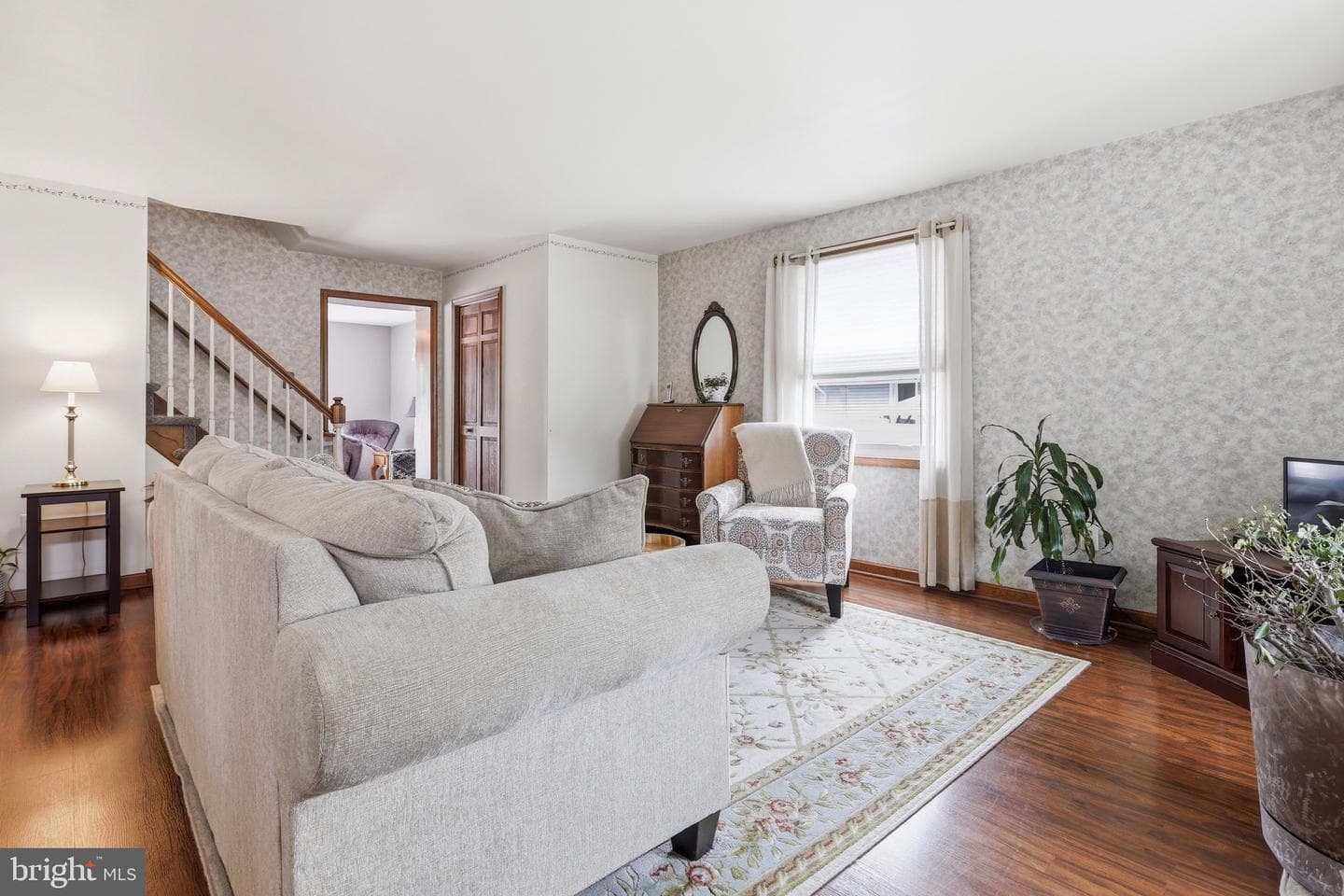 527 Saxer Avenue photo 6