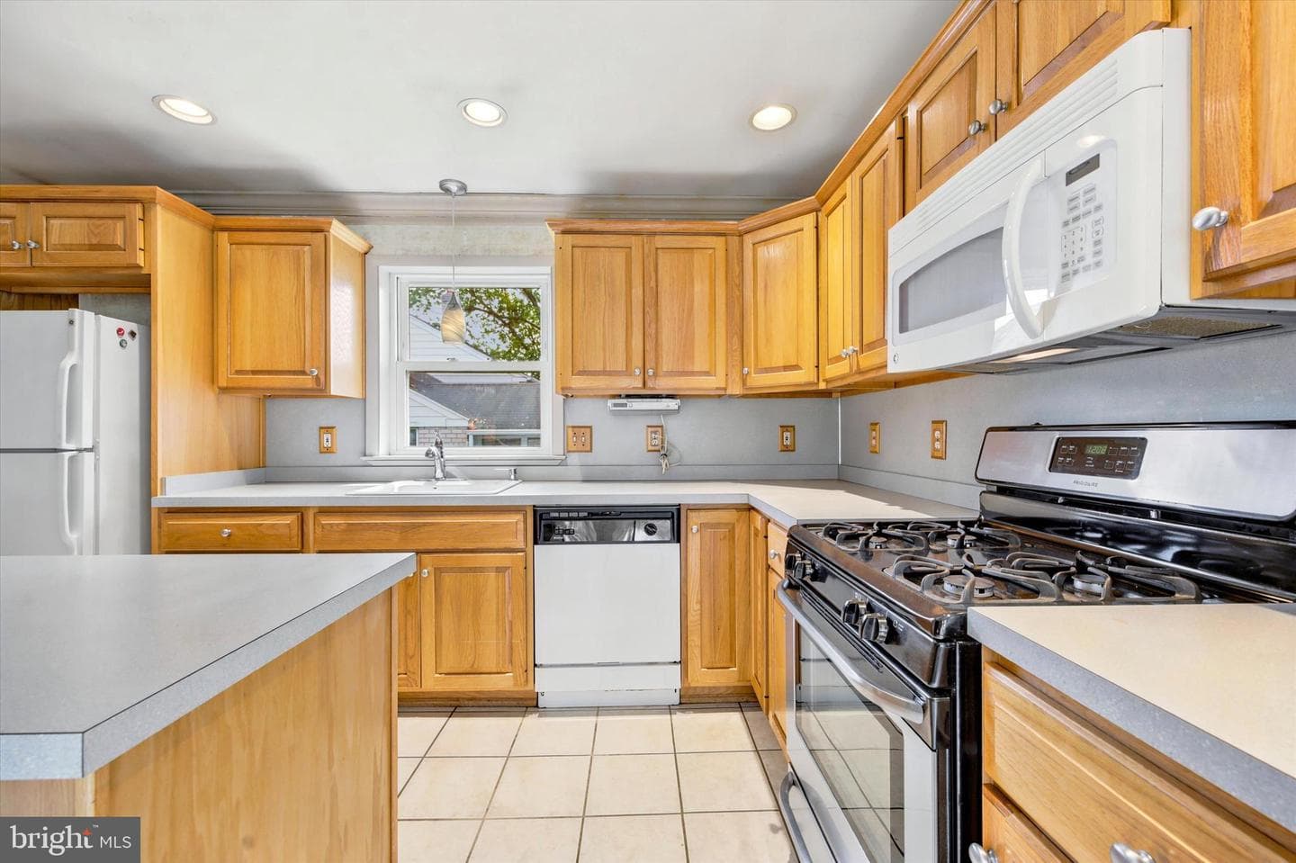 2916 Larkspur Lane photo 8