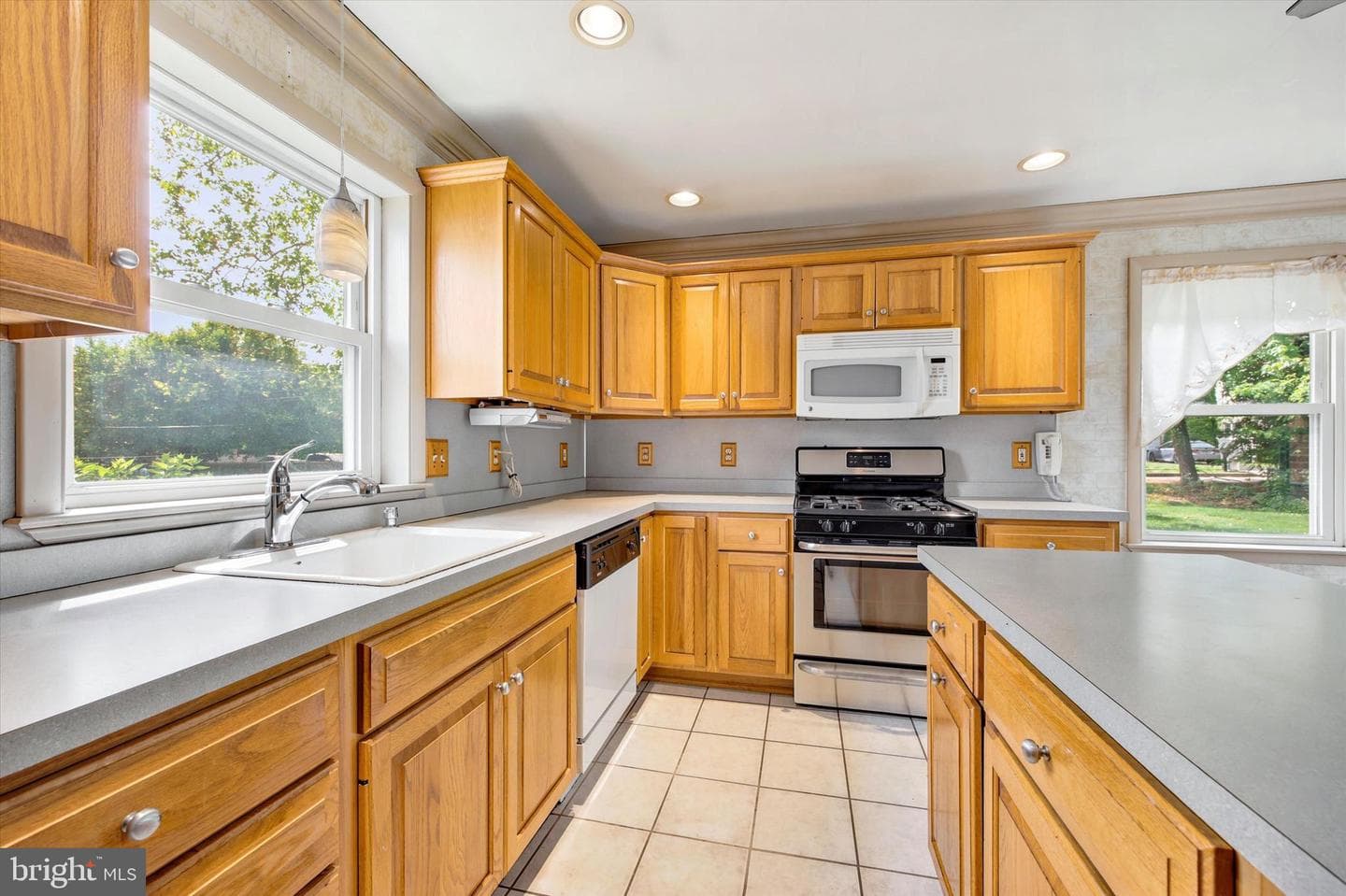 2916 Larkspur Lane photo 9
