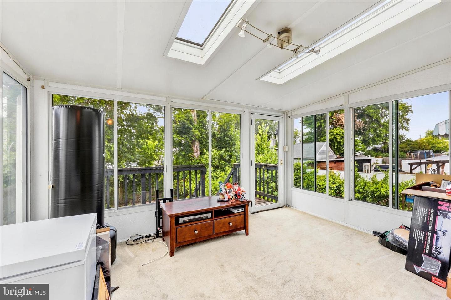 209 Amosland Road photo 9
