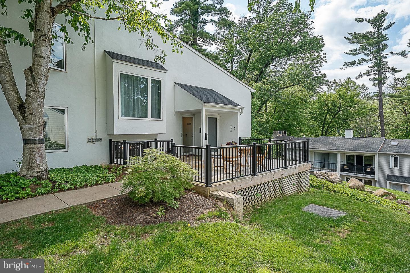 209 E Chelsea Circle