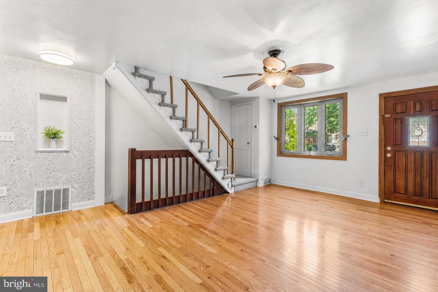 390 Glen Cove photo 3