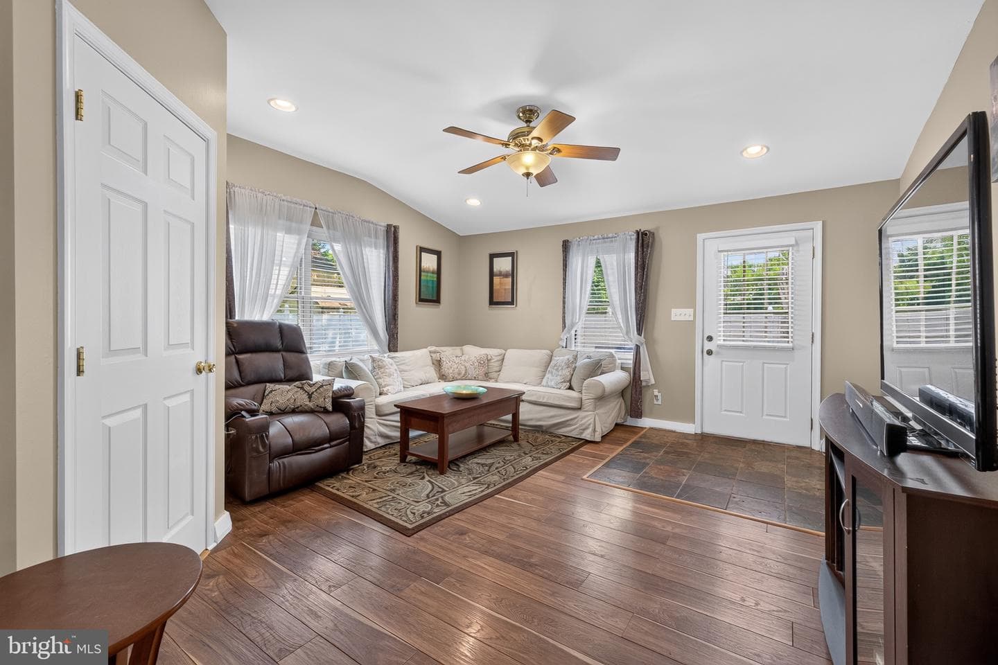 560 Holmes Road photo 12