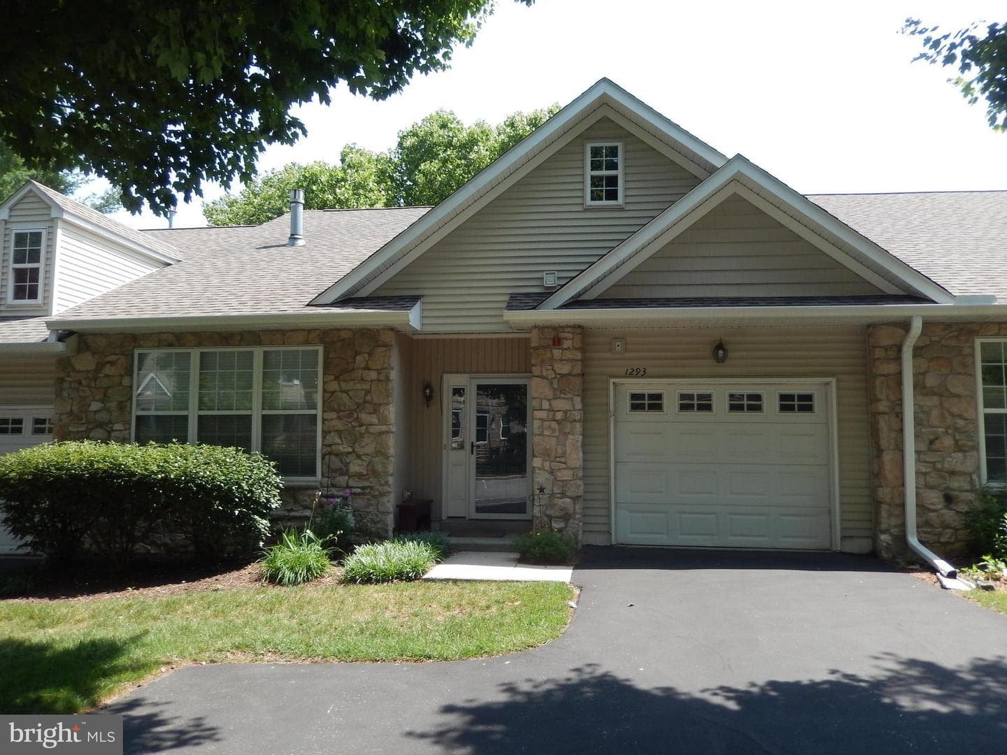 1293 Country Club Dr, Springfield