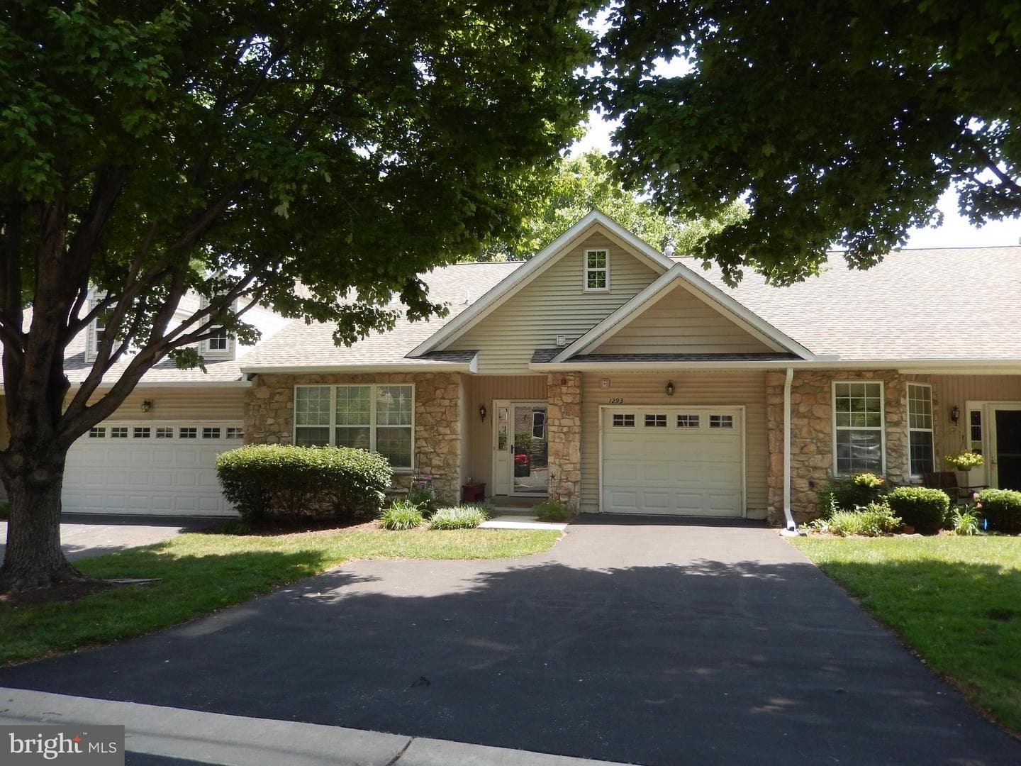 1293 Country Club Dr, Springfield