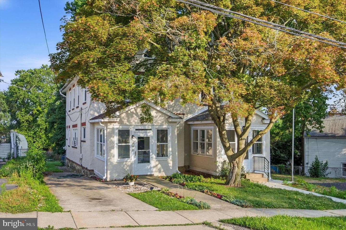 622 Seneca Avenue photo 1