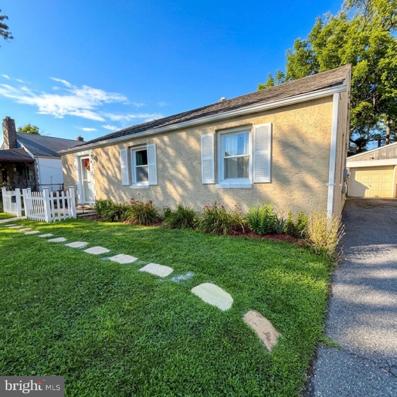 32 Scarlet Avenue photo 3