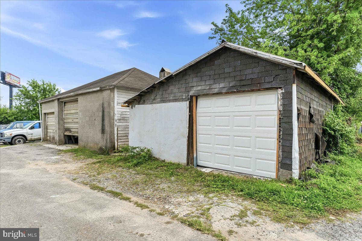 2103 Chichester Avenue photo 18