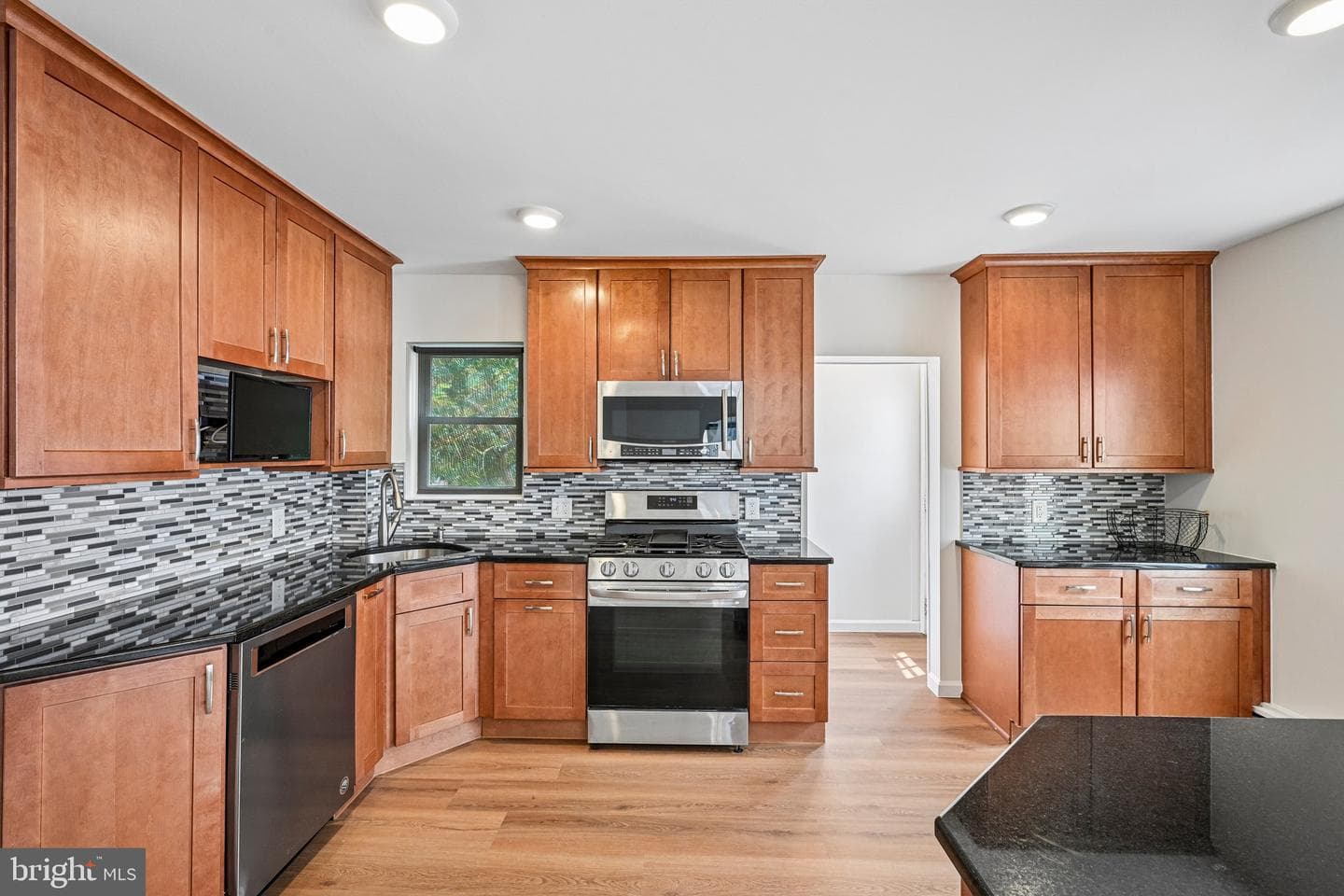 415 Sagamore Road photo 10
