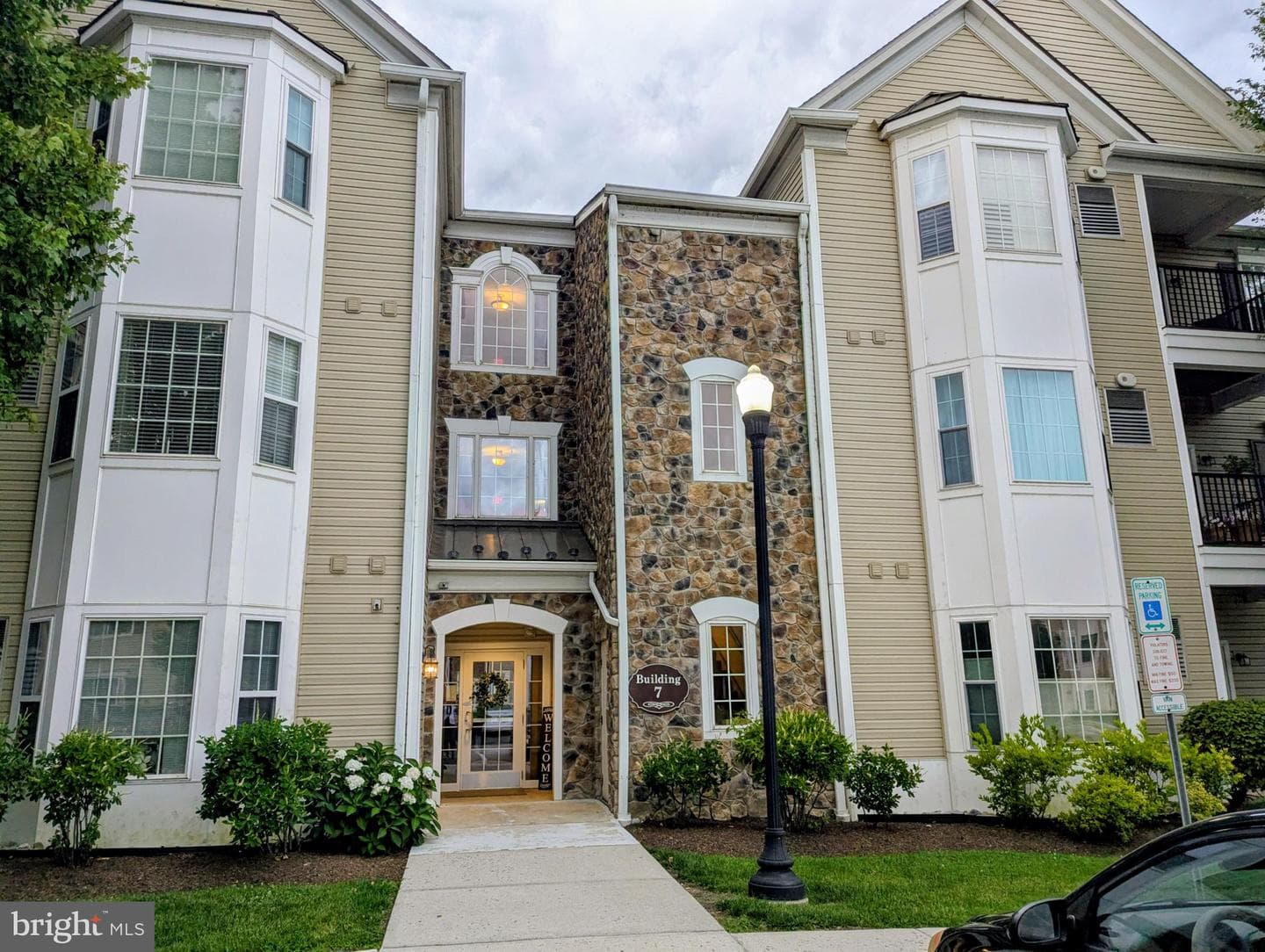734 Creekside Drive photo 1