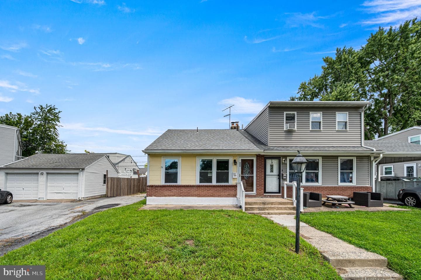 622 E Winona Avenue photo 1