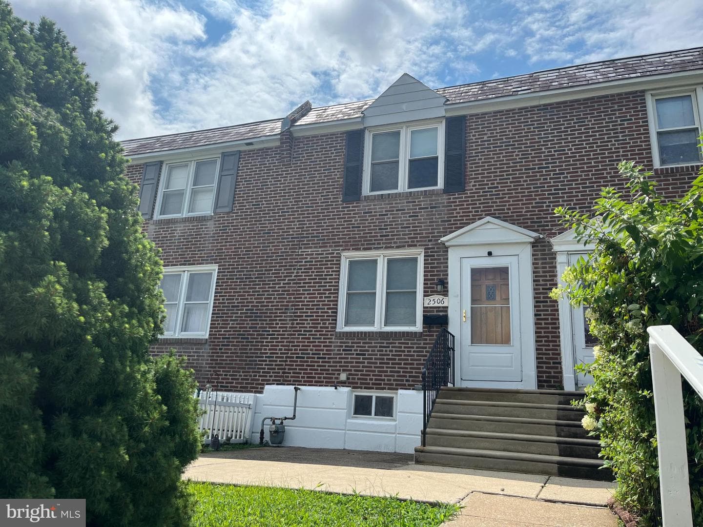 2506 Bond Avenue photo 1